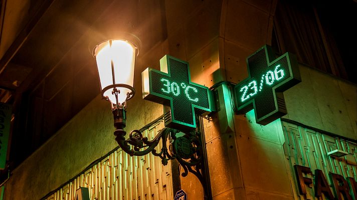 Telediario 1 - Plazas, parques y piscinas para pasar las noches tórridas que hacen imposible dormir en casa