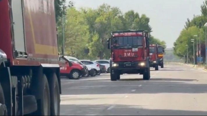 Informativo 24h - Medio centenar de efectivos trabajan para extinguir un incendio en San Bartolomé de Pinares (Ávila)