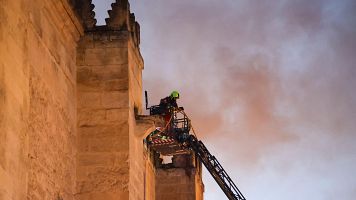 Extinguido el incendio declarado en la Mezquita de Crdoba: "Habr daos pero no ser una catstrofe"