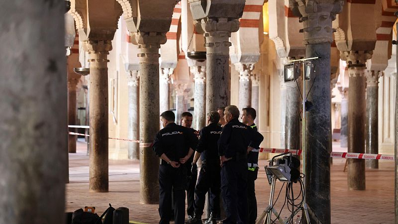 Colapsa el techo de una capilla afectada por el incendio en la Mezquita de Crdoba, que reabre sus puertas al pblico