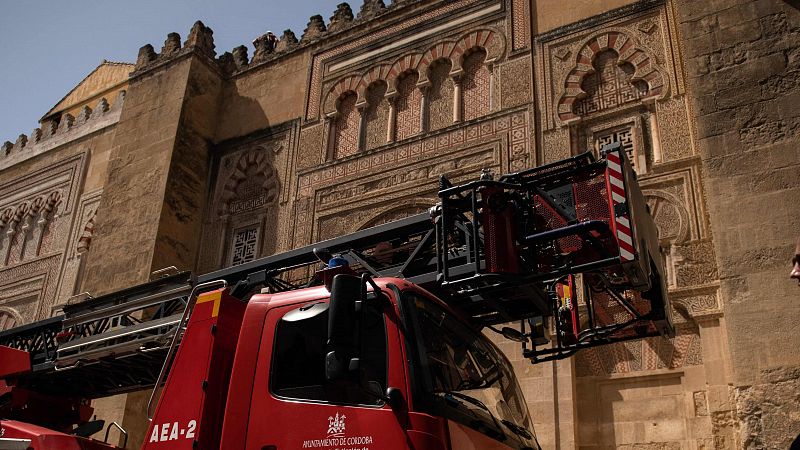 Una capilla colapsada y un cortocircuito en una barredora elctrica: as fue el incendio en la Mezquita