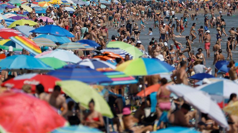 Protectores solares, piscinas o heladerías: el negocio del calor