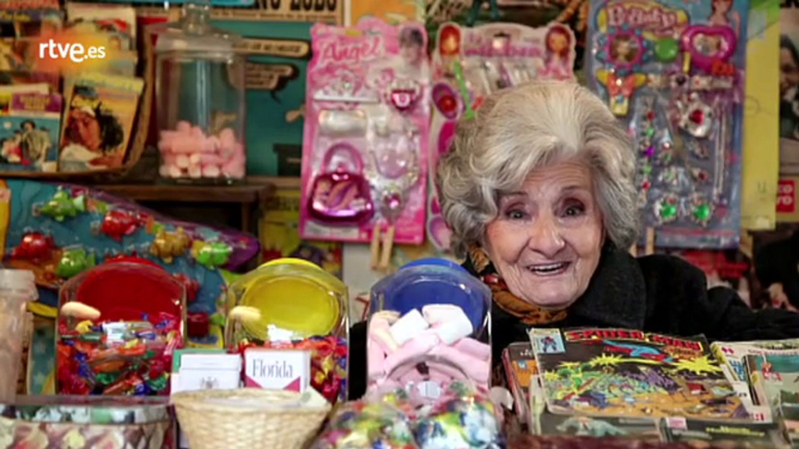 Visitamos a Sagrario en su quisco de la plaza de San Genaro, donde asistimos al rodaje de uno los capítulos de la webserie que protagoniza en RTVE.es