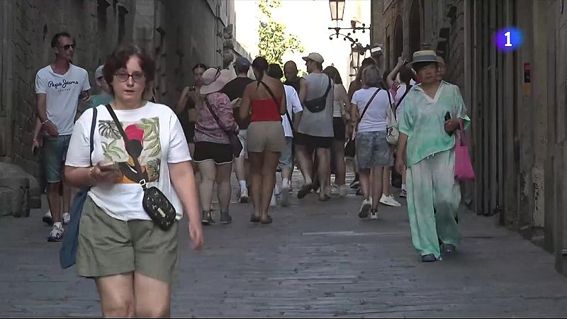L'onada de calor fa de l'ombra l'aliada dels turistes a Barcelona - L'Informatiu | Veure