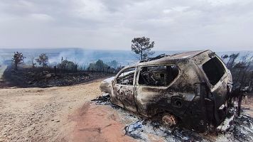 El fuego calcina el coche en el que viajaba la alcaldesa de Maceda: "Cambi el viento y nos vimos rodeados"