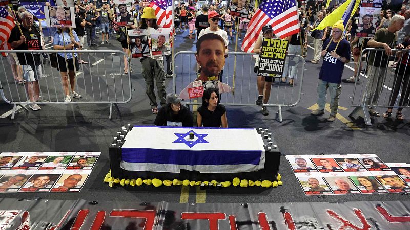 Exmilitares y familiares de rehenes israelíes protestan contra el plan de Netanyahu de ocupar la Ciudad de Gaza