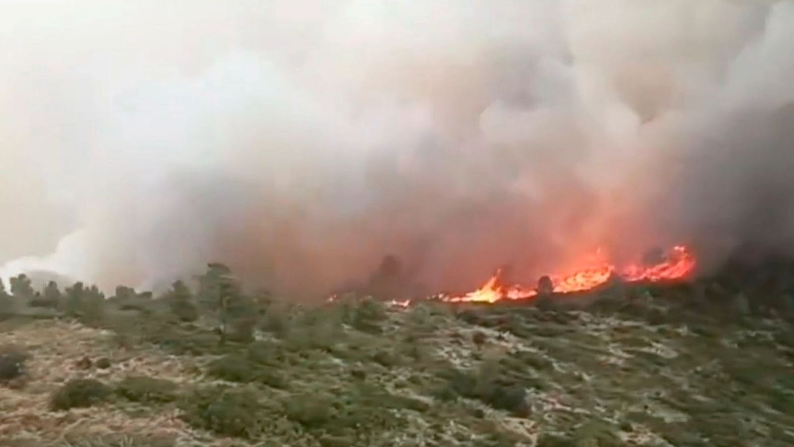 Un rayo provoca un incendio en Teresa de Cofrentes (Valencia) | Ver