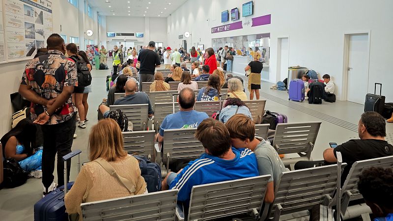 Interrumpida la línea de AVE entre Madrid y Galicia por el fuego - Telediario 1 | Ver