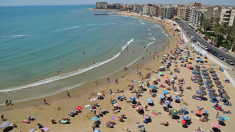 El turismo se resiente en agosto por el calor y los precios - Telediario 1 | Ver