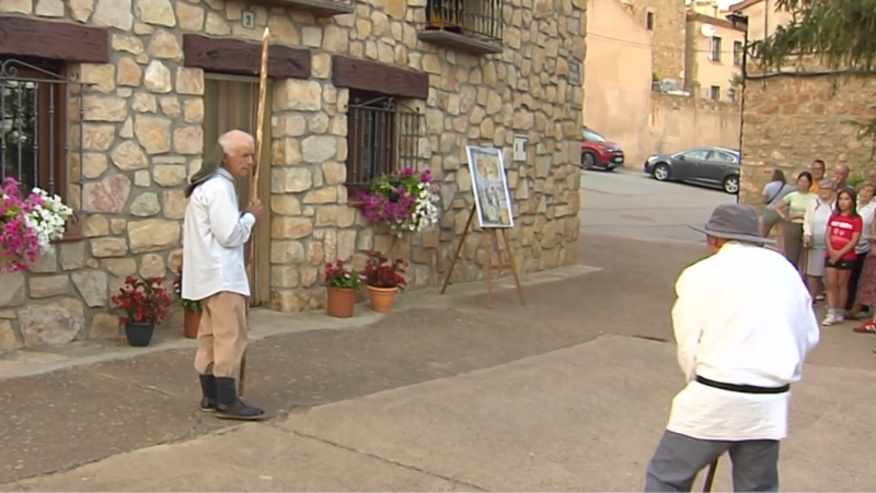 Los vecinos de Adobes interpretan 'El Quijote' en una obra | Ver