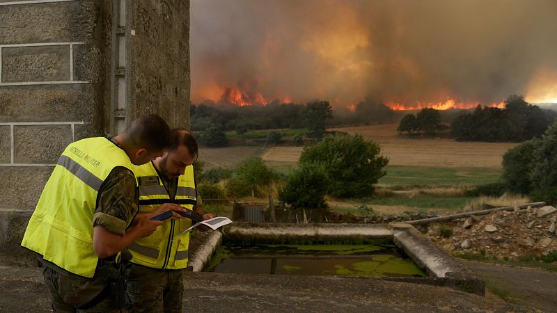 Lucha sin tregua contra los incendios en Galicia