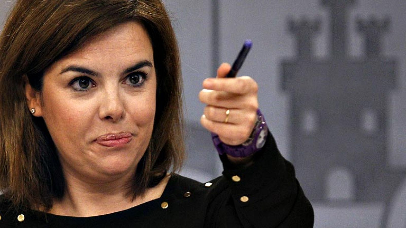 Sáenz de Santamaría: "Ni vi, ni se me ofreció, ni se me dio ningún sobre con dinero y por supuesto no lo hubiera aceptado"