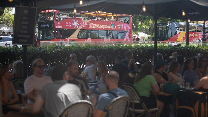 Telediario Fin de Semana - El puente de agosto bate récord: hoteles agotados, turismo masivo y precios al alza