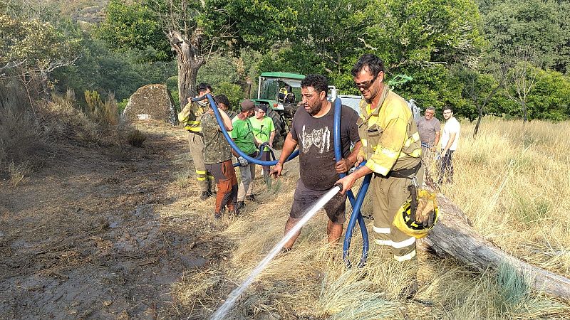 Vecinos afectados por los incendios colaboran para evitar nuevos focos