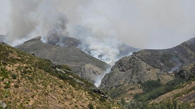 El humo y el fuego engullen la provincia de Le�n | Ver