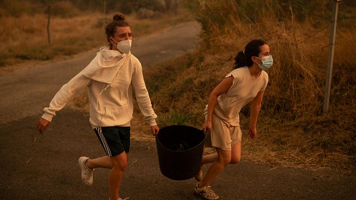 Informativo 24h - Los vecinos de Carballeda de Avia, Ourense, se enfrentan con cubos de agua al fuego que amenaza a sus hogares