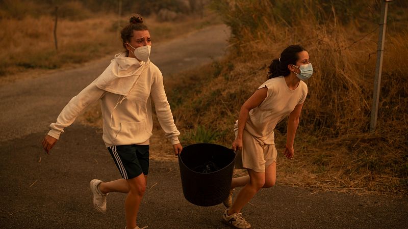 Los vecinos de Carballeda de Avia, Ourense se enfrentan con cubos de agua al fuego que amenaza a sus hogares - Informativo 24h | Ver
