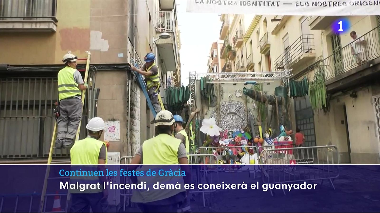 El carrer Verdi de Gràcia es recupera després de l'incendi del guarnit