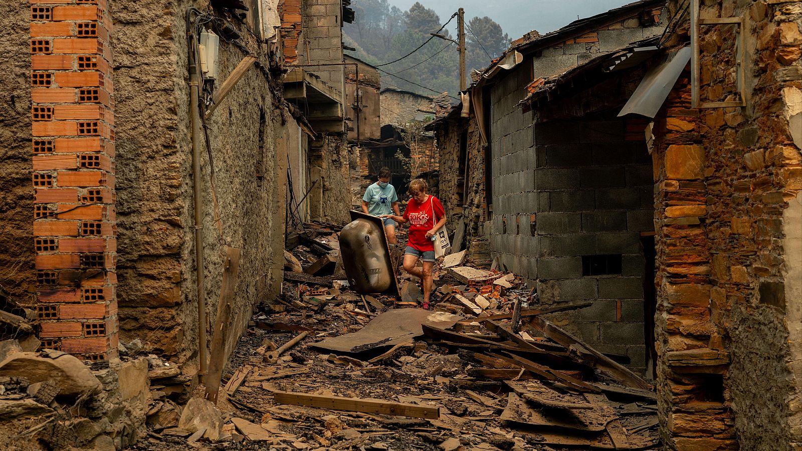 El incendio de Larouco, Galicia, quema 18.000 hectáreas - Telediario 2 | Ver