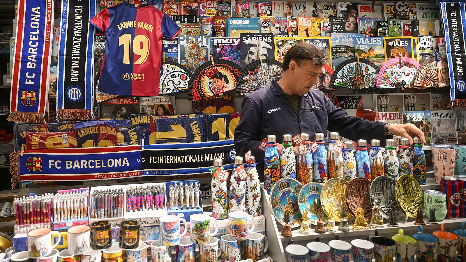 Los quioscos españoles se reinventan para salvarse - Telediario 1 | Ver