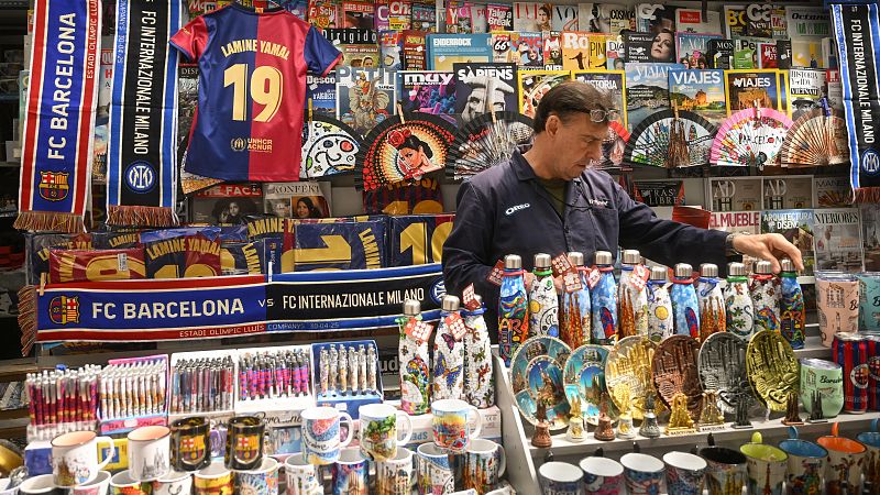 Los quioscos españoles se reinventan para salvarse - Telediario 1 | Ver