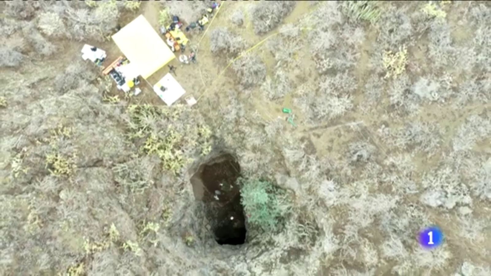 Los bomberos descienden a la Sima de Jinámar (Gran Canaria) | Ver ahora