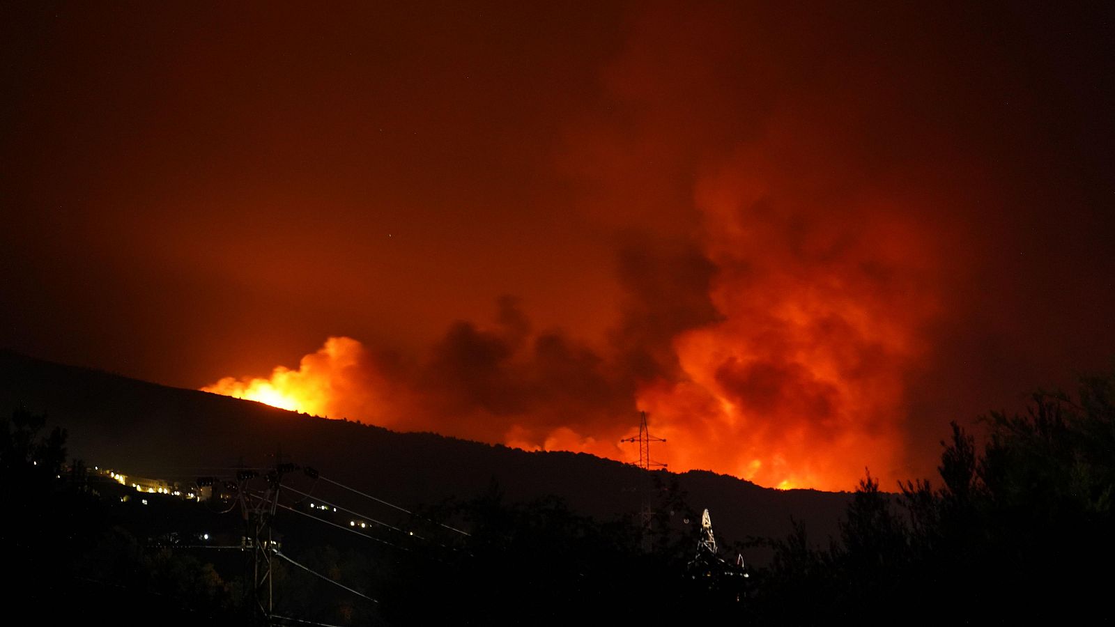 Felisa Cepeda, alcaldesa de Jerte, Extremadura: "La zona de los Papúos estaba controlada ayer y hubo una reactivación debido al viento" - La hora de La 1 | Ver