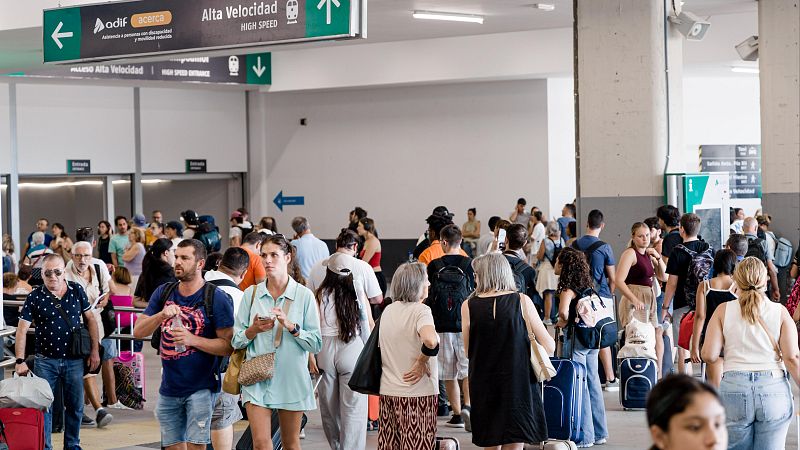 El periplo de los usuarios afectados por la suspensión de los trenes entre Galicia y Madrid - La tarde en 24h | Ver