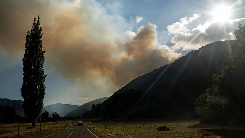 El viento dificulta las labores para estabilizar los focos de los incendios en Castilla y León