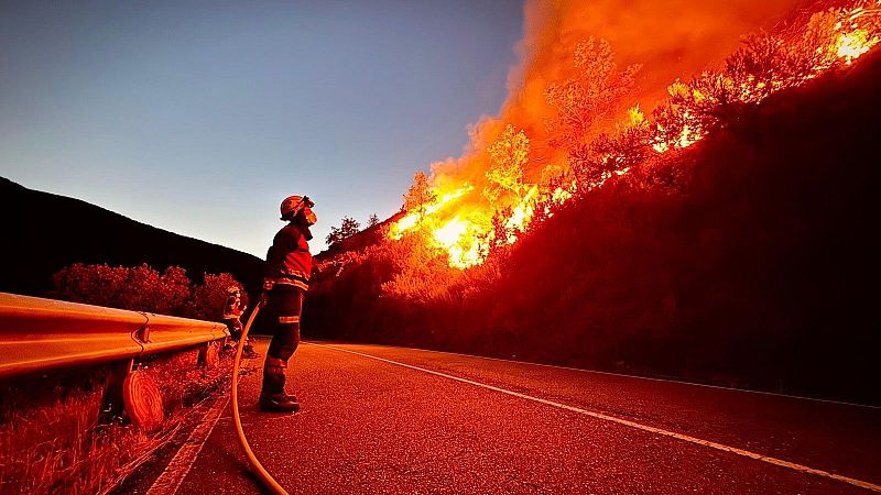 Los vecinos de Palacios de Jazmuz, contra los curiosos que se acercan a ver el incendio