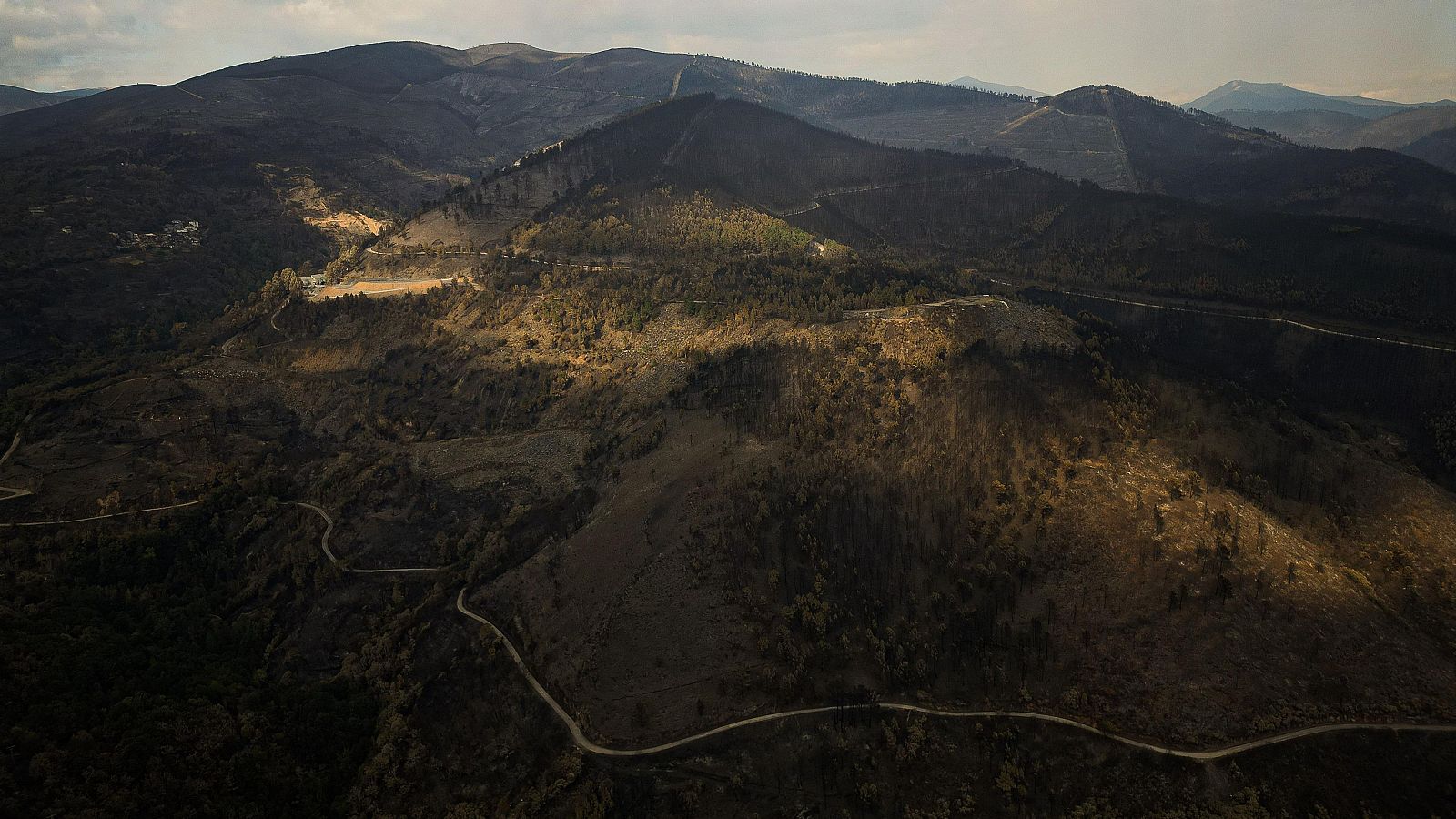 Un rayo de luz entre el humo de los incendios de Galicia - Telediario 1 | Ver
