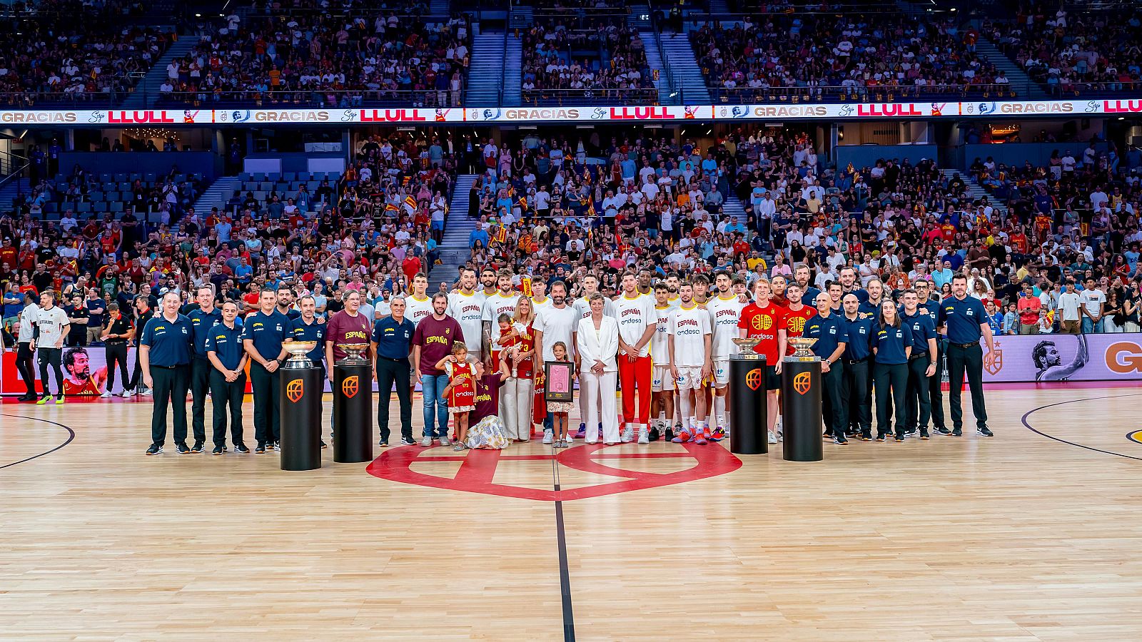 Sergio Llull homenajeado antes del partido contra Alemania - Baloncesto en RTVE | Ver