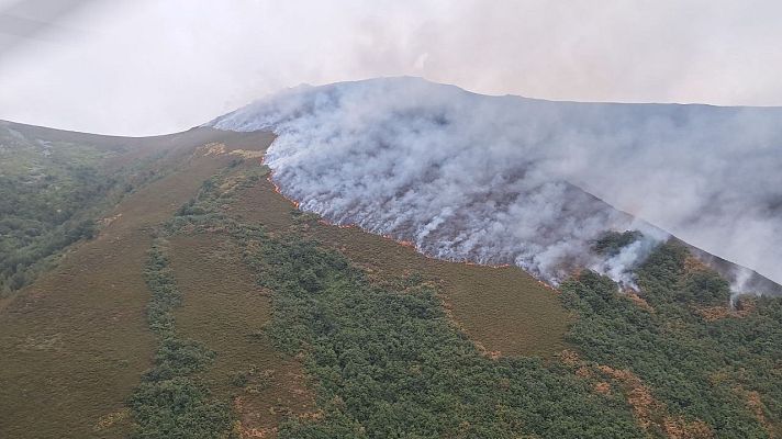 Telediario 2 - La bajada de temperaturas permite combatir el fuego a los bomberos en Castilla y León
