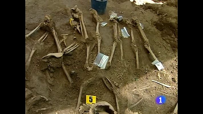 Telediario Fin de Semana - Placa que conmemora la exhumación en Priaranza del Bierzo (León)