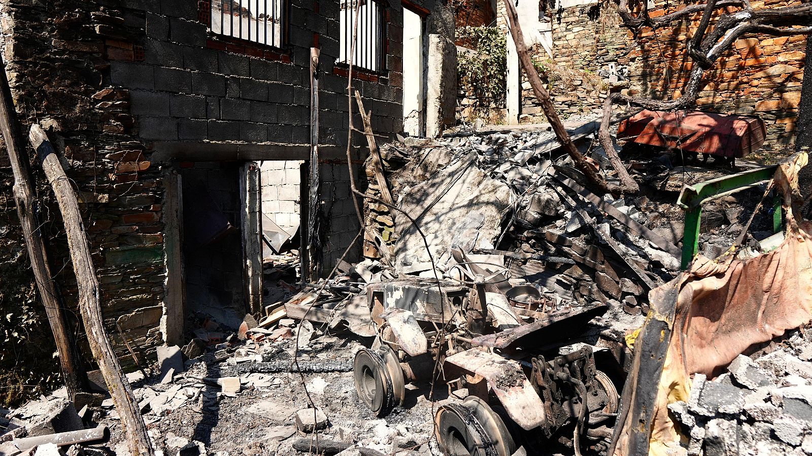 San Vicente de Leira, la aldea donde el fuego ha consumido el 70% de las casas | Ver
