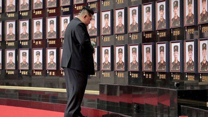 Telediario 2 - Corea del Norte homenajea por primera vez a sus caídos en Ucrania con la presencia de Kim Jong-un