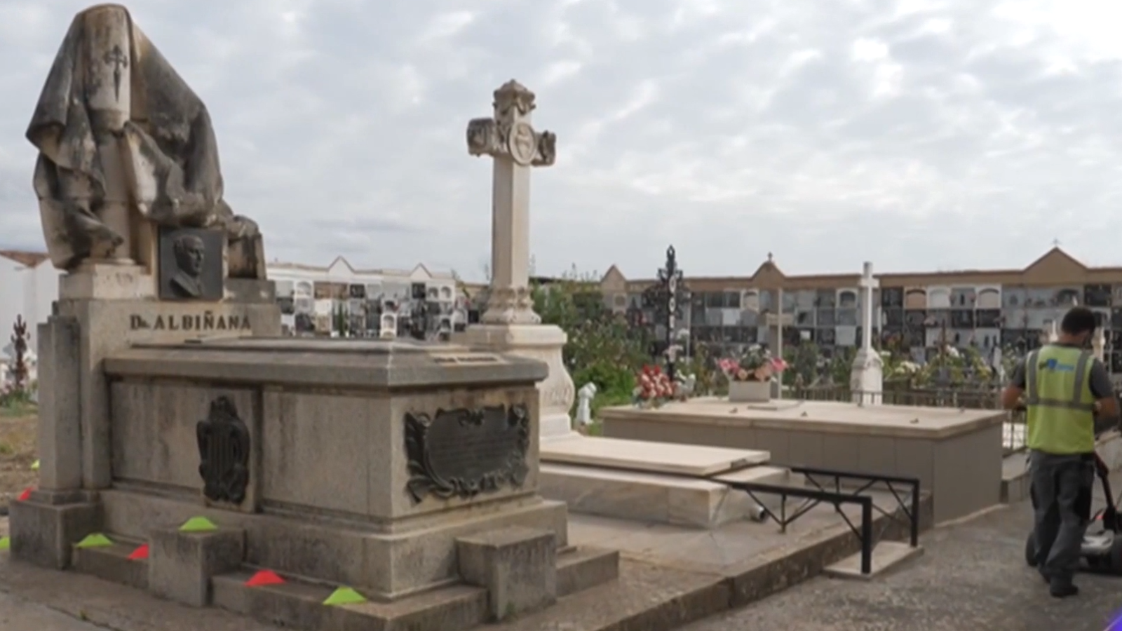 Fosa con nueve represaliados en un mausoleo de Enguera (Valencia) | Ver ahora