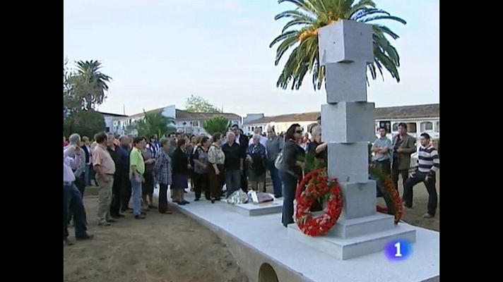 Noticias de Extremadura - Acto a los fusilados en la mina de Valdihuelo (Albuquerque, Badajoz)