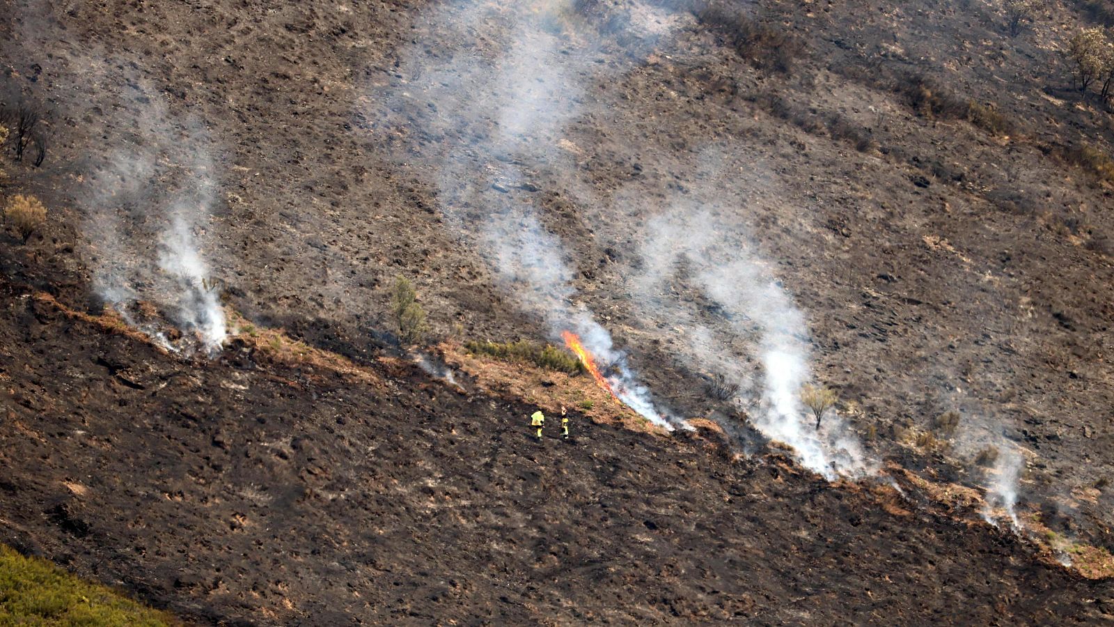 Evolución favorable del incendio de Igüeña, en León | Ver