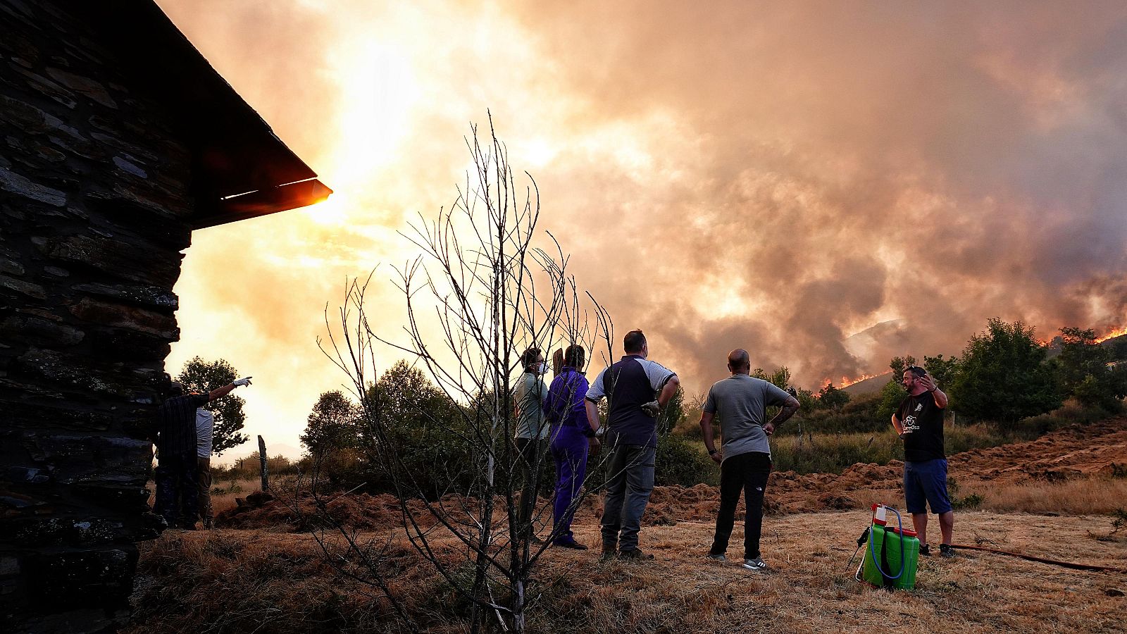 El incendio de Porto obliga a evacuar La Baña, en León - Telediario Fin de Semana | Ver