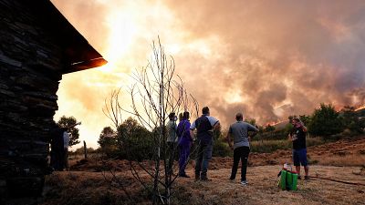 El incendio de Porto obliga a evacuar La Ba�a, en Le�n - Telediario Fin de Semana | Ver