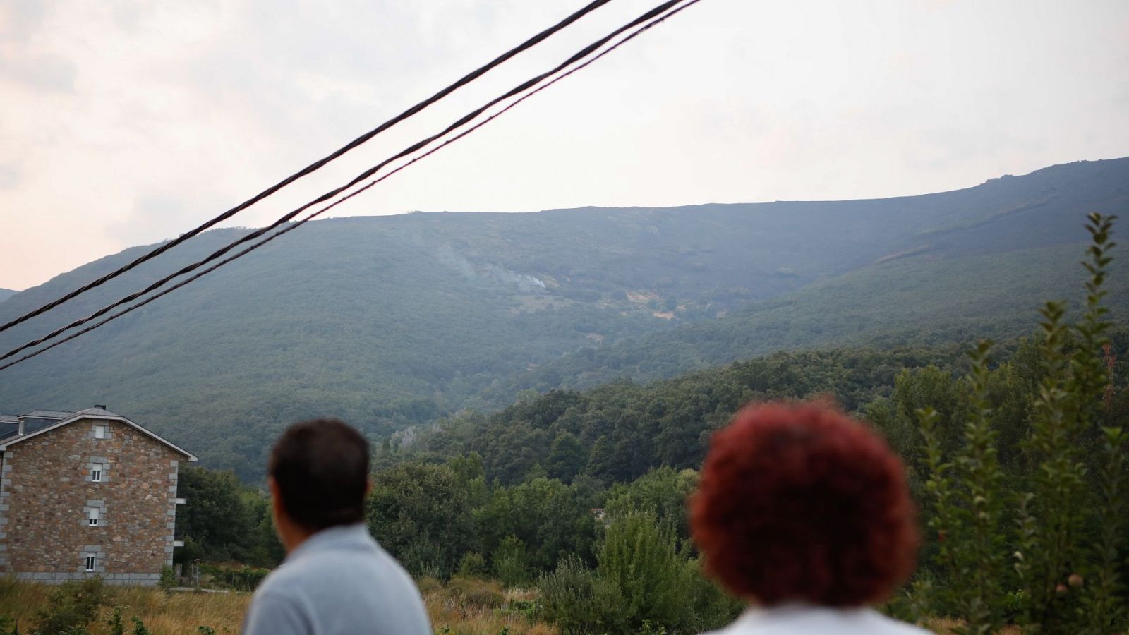 El viento complica la extinción del incendio en Porto | Ver