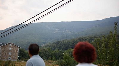 El viento complica la extinci�n del incendio en Porto | Ver