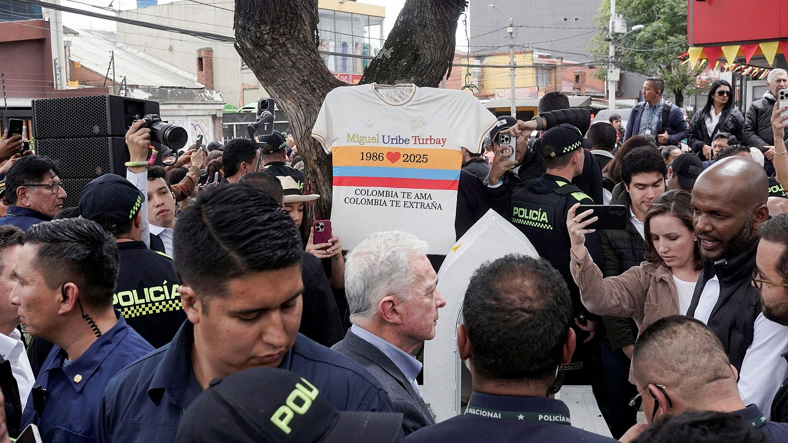 La violencia sacude de nuevo Colombia: el doble atentado revive el terrorismo de los 80 y 90 - Telediario Fin de Semana | Ver