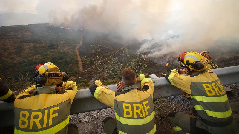 El trabajo de los brigadistas para aplacar los incendios: largas jornadas de hasta 15 horas seguidas