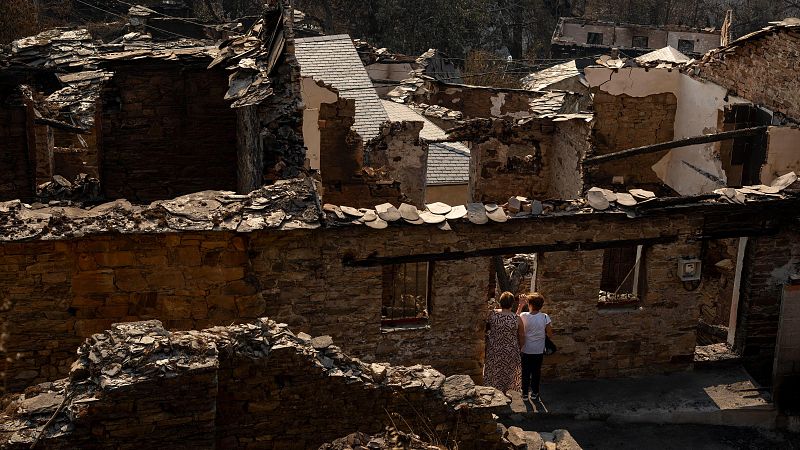 El fuego sigue amenazando Ourense: los vecinos de Casaio ven cómo el fuego se acerca a su pueblo - Telediario Fin de Semana | Ver