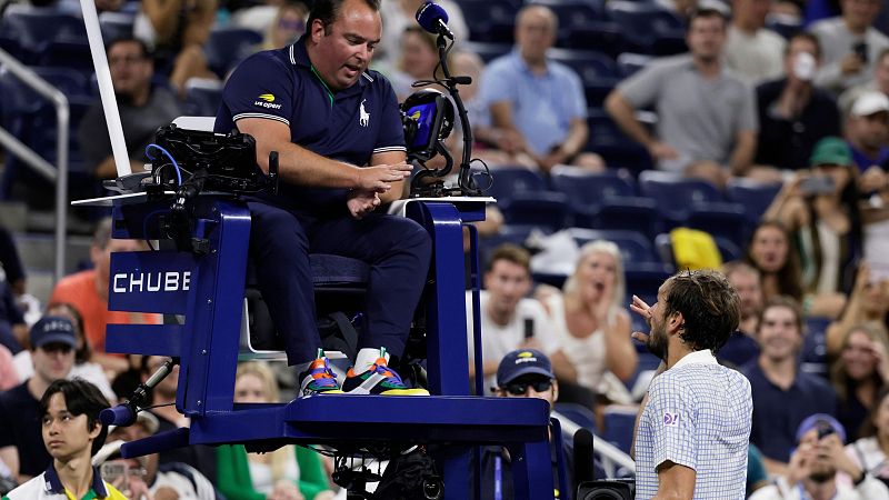 El error de un fotógrafo sume en el caos el partido entre Medvedev y Bonzi - Los Deportes de La1 | Ver