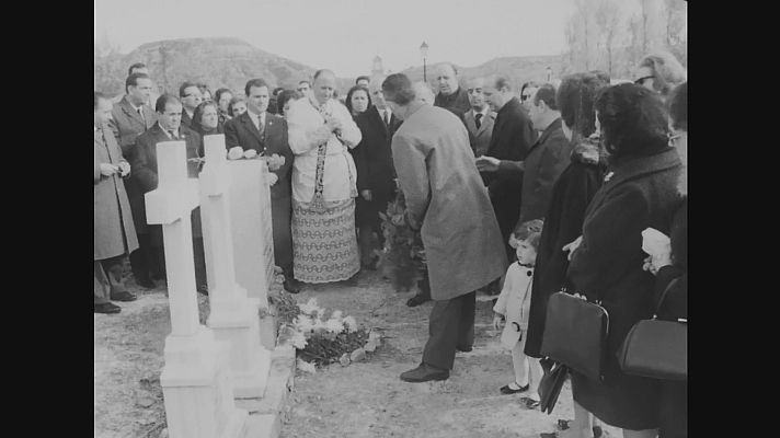 Modo Digital - Homenaje en el cementerio de Paracuellos de Jarama (Madrid), en 1964