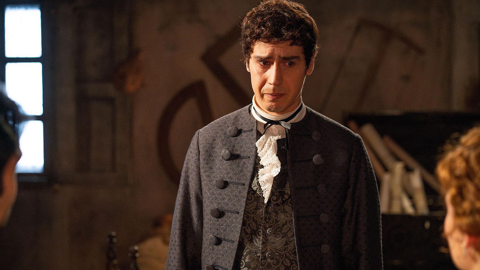 Julio puede salvar el amor de Adriana y Rafael y ha decidido hacerlo: los ayudará a escapar al Sur de Francia, traicionando su alianza con Úrsula y permitiendo que los amantes sean, por fin, felices.