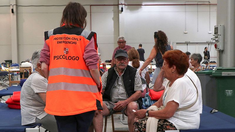 Los incendios en León obligan a desalojar a centenares de vecinos | Ver